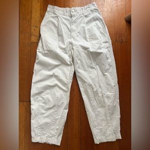 Levi’s Women’s Cotton tapered ankle crop pant. cream. Size 26.